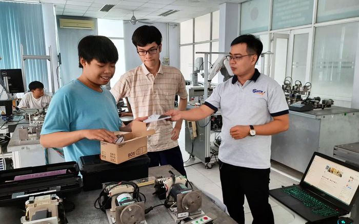 Sinh viên được đào tạo, thực hành các kiến thức và kỹ năng về vi mạch, bán dẫn.