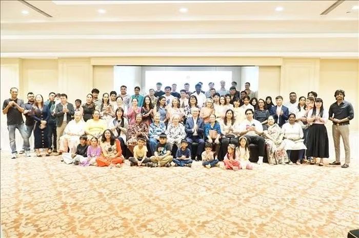 Đại sứ Trịnh Minh Mạnh chụp ảnh cùng kiều bài tại buổi gặp gỡ. Ảnh: Vũ Hà /PV TTXVN tại Ấn Độ