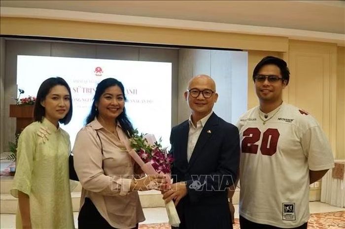 Đại sứ Trịnh Minh Mạnh (thứ 2, phải qua) tặng hoa cho đại diện Cộng đồng người Việt tại bang Tamil Nadu. Ảnh: Vũ Hà - PV TTXVN tại Ấn Độ