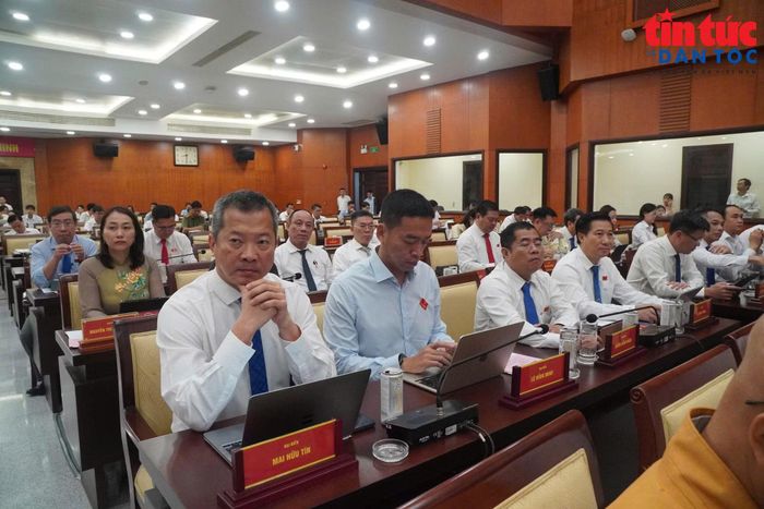 Các đại biểu sẽ cùng xem xét , biểu quyết nhiều nghị quyết quan trọng liên quan đến kinh tế - xã hội của TP Hồ Chí Minh.