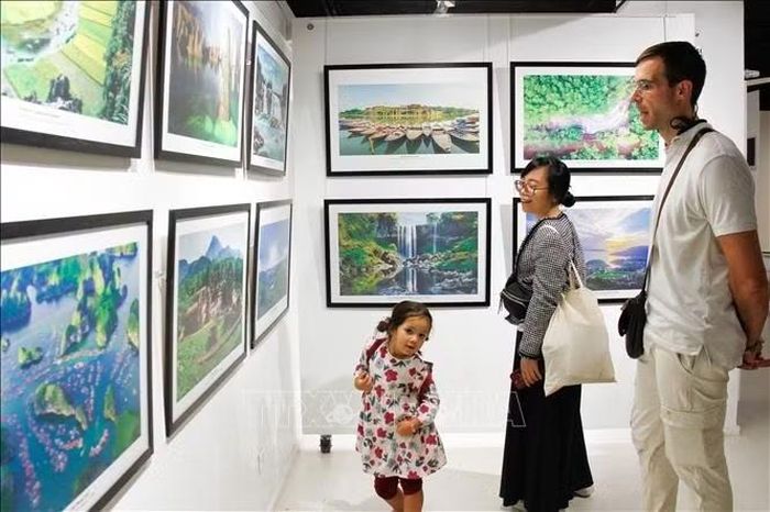 Khách tham quan triển lãm ảnh giới thiệu đất nước, con người và cảnh quan Việt Nam tại Trung tâm Văn hóa Việt Nam tại Pháp.