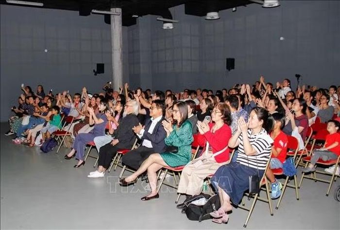 Khán giả cổ vũ các tiết mục trong chương trình nghệ thuật “Tổ quốc trong tim” tại Trung tâm Văn hóa Việt Nam tại Pháp.
