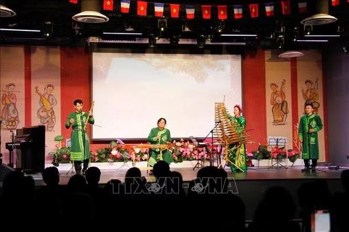 Các nghệ sĩ Nhà hát Ca Múa Nhạc Quốc gia Việt Nam biểu diễn hòa tấu nhạc cụ dân tộc trong chương trình “Tổ quốc trong tim”.