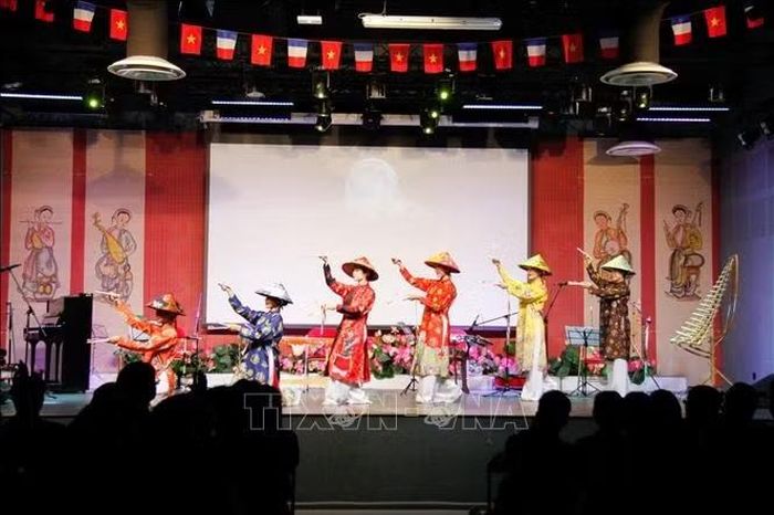 Tiết mục múa dân gian với trang phục truyền thống, giới thiệu những sắc màu văn hóa Việt Nam tới khán giả tại Paris.