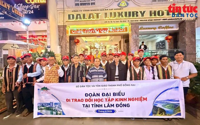Ông Hùng Vôn cùng những người có uy tín của tỉnh Đồng Nai tham gia chuyến công tác học tập trao đổi kinh nghiệm tại tỉnh Lâm Đồng.