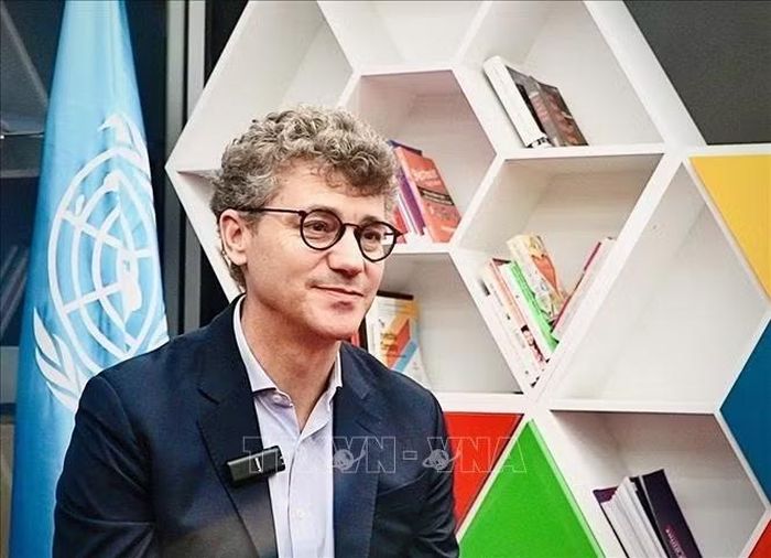 Ông Jonathan Wallace Baker, Trưởng Đại diện UNESCO tại Việt Nam trả lời phỏng vấn của phóng viên TTXVN.