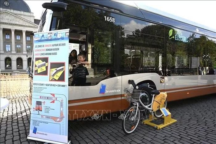 Người dân tham quan khu trưng bày về an toàn giao thông trong khuôn khổ các hoạt động Ngày Chủ nhật không ô tô tại Brussels, Bỉ ngày 20/9/2026. Ảnh: THX/TTXVN phát