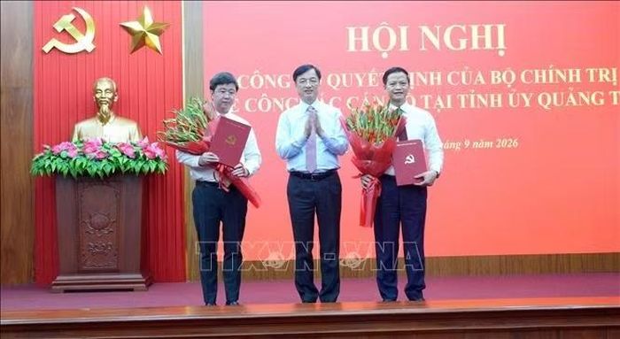 Trưởng Trưởng Ban Tổ chức Trung ương Nguyễn Duy Ngọc trao Quyết định của Bộ Chính trị và tặng hoa chúc mừng các đồng chí Vương Quốc Tuấn và Bùi Hoàng Phương.