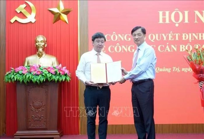 Trưởng Ban Tổ chức Trung ương Nguyễn Duy Ngọc trao Quyết định của Bộ Chính trị cho đồng chí Bùi Hoàng Phương.