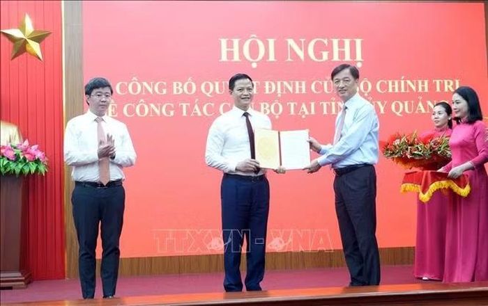 Trưởng Ban Tổ chức Trung ương Nguyễn Duy Ngọc trao Quyết định của Bộ Chính trị cho đồng chí Vương Quốc Tuấn.