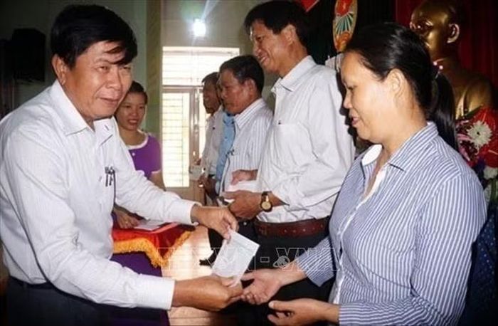 Ông Phan Ngọc Anh (xã Thu Bồn, thành phố Đà Nẵng) thường xuyên tổ chức các hoạt động chăm lo đời sống người dân, công nhân tại địa phương sinh sống. Ảnh: TTXVN phát