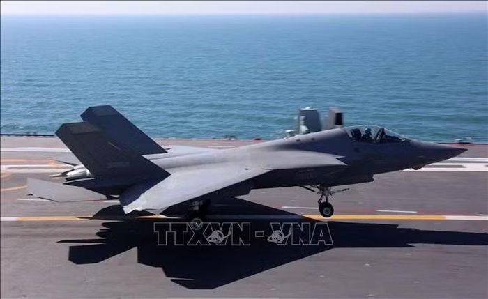 Tiêm kích J-35 thực hiện huấn luyện trên tàu sân bay Phúc Kiến. Ảnh: THX/TTXVN