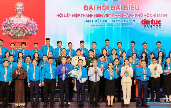 Lãnh đạo Trung ương Đoàn và TP Hồ Chí Minh tặng hoa chúc mừng ông Lê Tuấn Anh với cương vị mới là Chủ tịch Hội Liên hiệp Thanh niên Việt Nam TP Hồ Chí Minh nhiệm kỳ 2026 - 2031.