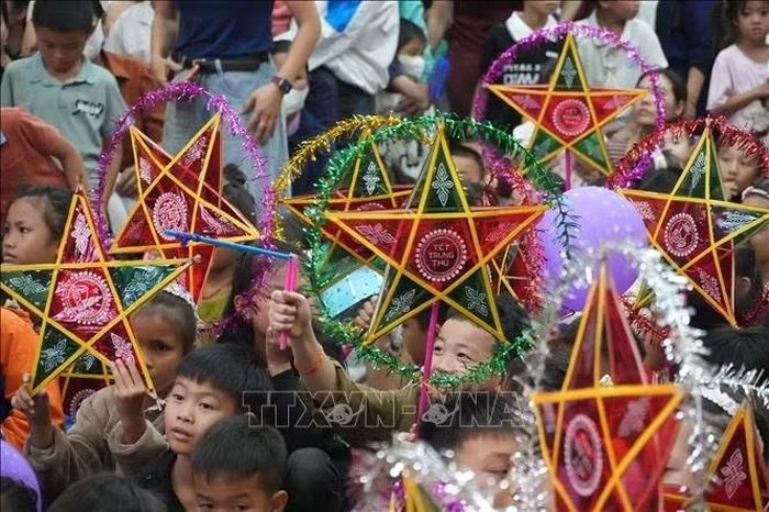 Niềm vui háo hức của trẻ em xã Môn Sơn, tỉnh Nghệ An, trong chương trình "Vầng trăng yêu thương".