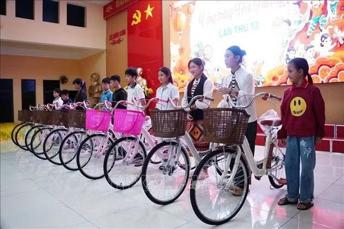 Với học sinh ở những bản xa của xã Môn Sơn, một chiếc xe đạp không đơn thuần là quà Trung thu mà còn là phương tiện giúp con đường đến trường bớt nhọc nhằn.