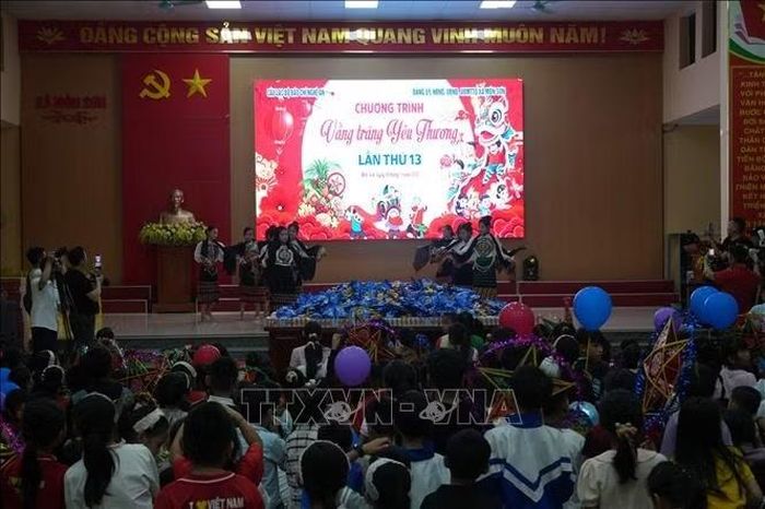Niềm vui háo hức của trẻ em xã Môn Sơn, tỉnh Nghệ An, trong chương trình "Vầng trăng yêu thương".