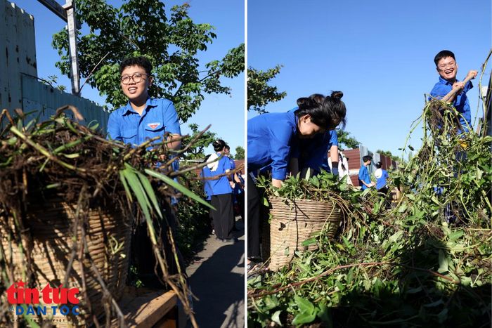 Thanh niên tham gia dọn dẹp, vệ sinh môi trường, khơi thông dòng chảy tại các tuyến kênh, rạch.