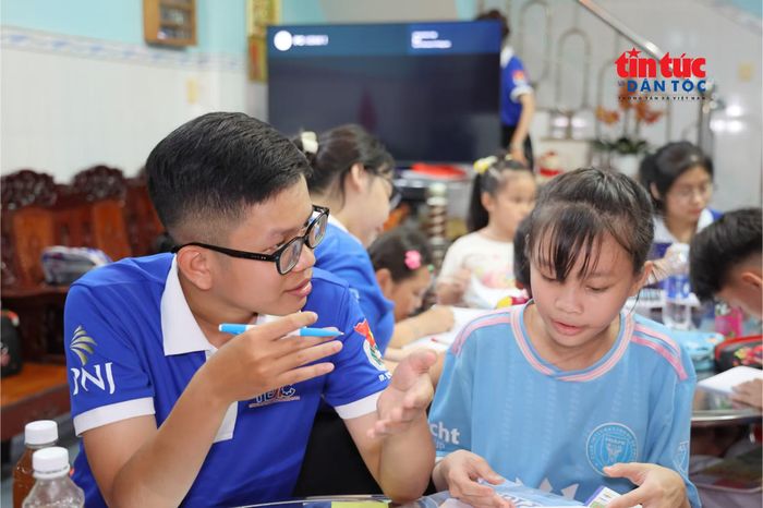 Bạn Nguyễn Xuân Tiến - thanh niên tình nguyện của chương trình "Gia sư áo xanh" do Thành Đoàn TP Hồ Chí Minh tổ chức.