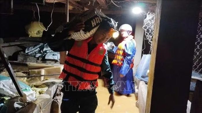 Lực lượng chức năng xã Cát Tiên 3 (Lâm Đồng) kịp thời di dời người và tài sản ra khỏi vùng lũ. Ảnh: TTXVN phát.