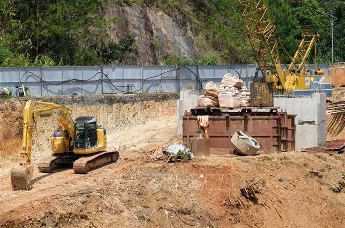 Hiện đơn vị thi công đã hoàn thành 1 mố trụ cầu đầu tiên và dự kiến đưa công trình vào sử dụng trước Tết Nguyên đán 2027.