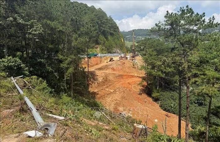 Công trình cầu cạn Mimosa dài 140m, rộng 9m, sau khi hoàn thiện sẽ giúp các phương tiện tránh được khúc cua dạng chữ U khá gắt trên tuyến đèo Mimosa.