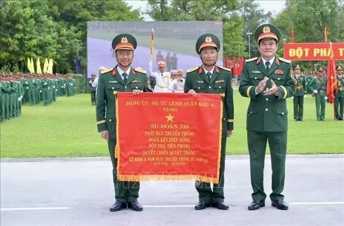 Trung tướng Nguyễn Xuân Dắt, Tư lệnh Quân khu 9, trao bức trướng của Đảng ủy Bộ tư lệnh Quân khu 9 tặng Sư đoàn 330.