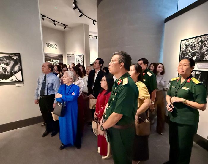 Lãnh đạo và khách mời trong không gian trưng bày.
