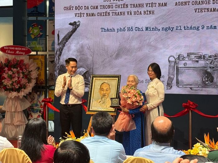 Bà Lê Tú Cẩm, cựu tù chính trị Côn Đảo, Chủ tịch Hội Di sản văn hoá TP Hồ Chí Minh trao tặng hai kỷ vật cho Bảo tàng Chứng tích Chiến tranh.
