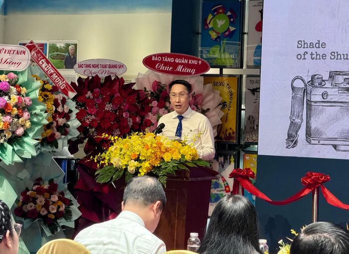 Ông Lâm Ngô Hoàng Anh, Phó Giám đốc phụ trách, quản lý và điều hành Bảo tàng Chứng tích Chiến tranh phát biểu tại Lễ khai mạc.