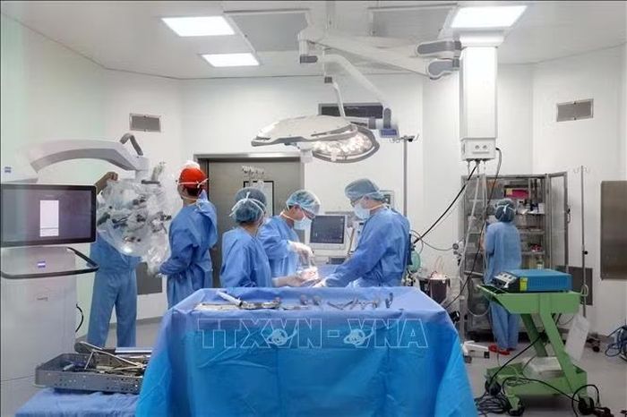 Phẫu thuật chấn thương chỉnh hình được thực hiện tại bệnh viện Hữu Nghị Việt Đức cơ sở Ninh Bình, tạo tiền đề chuyển giao kỹ thuật chuyên sâu cho bệnh viện tuyến tỉnh.
