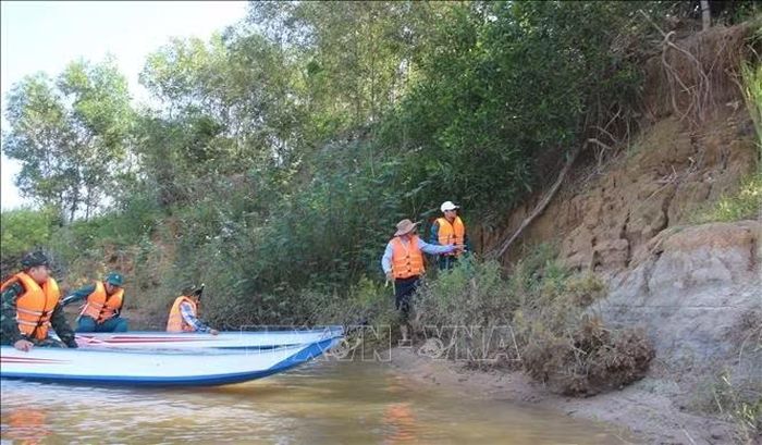 Lực lượng chức năng xã Hòa Mỹ (tỉnh Đắk Lắk) khảo sát khu vực sông Bánh Lái để sẵn sàng kịch bản ứng phó khi có mưa lũ xảy ra.
