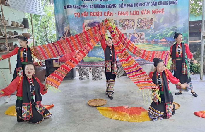 Câu lạc bộ văn hóa dân gian bản Chọng Bùng trở thành một phần của sản phẩm du lịch cộng đồng.