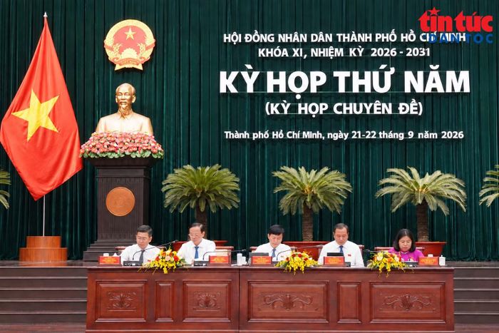 Các đại biểu HĐND TP Hồ Chí Minh tiếp tục thảo luận về những nội dung trong các tờ trình của UBND TP Hồ Chí Minh để cụ thể hoá Luật Phát triển đô thị trong ngày 21/9.