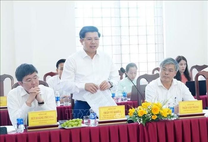Phó Bí thư Thường trực Tỉnh uỷ Quảng Trị Trần Vũ Khiêm phát biểu ý kiến tại buổi làm việc.