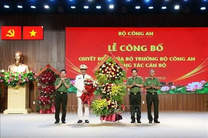 Ban Giám đốc Công an thành phố Hồ Chí Minh tặng hoa chúc mừng tân Giám đốc Công an thành phố Huế, Đại tá Nguyễn Đình Dương.