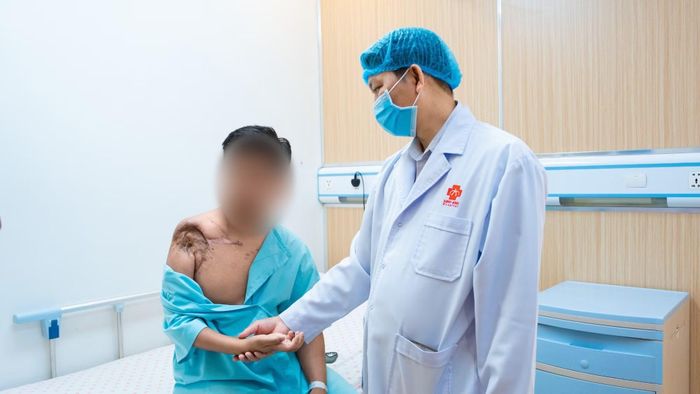 Bác sĩ thăm khám cho bệnh nhân. Ảnh: BV