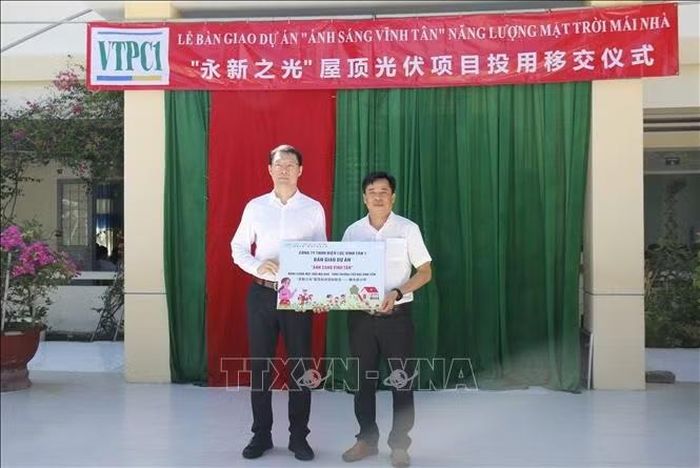 Công ty TNHH Điện lực Vĩnh Tân 1 bàn giao hệ thống pin năng lượng mặt trời mái nhà thuộc dự án “Ánh sáng Vĩnh Tân” cho trường tiểu học Vĩnh Hảo (xã Vĩnh Hảo, Lâm Đồng).