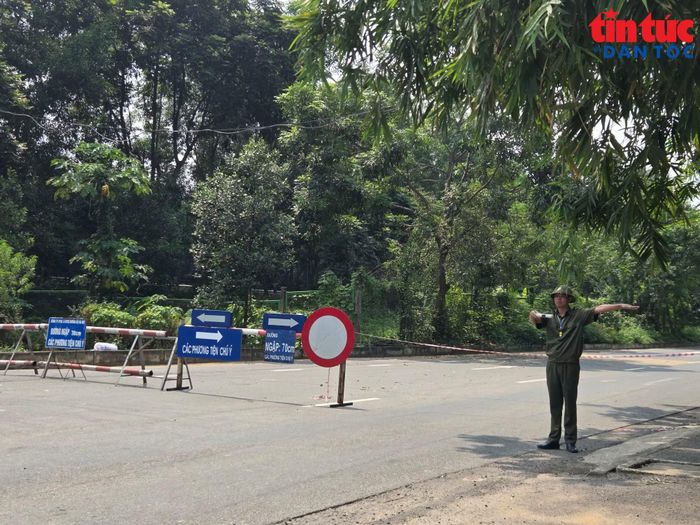 Lực lượng chức năng hướng dẫn người dân và điều tiết phương tiện tại các khu vực ngập.