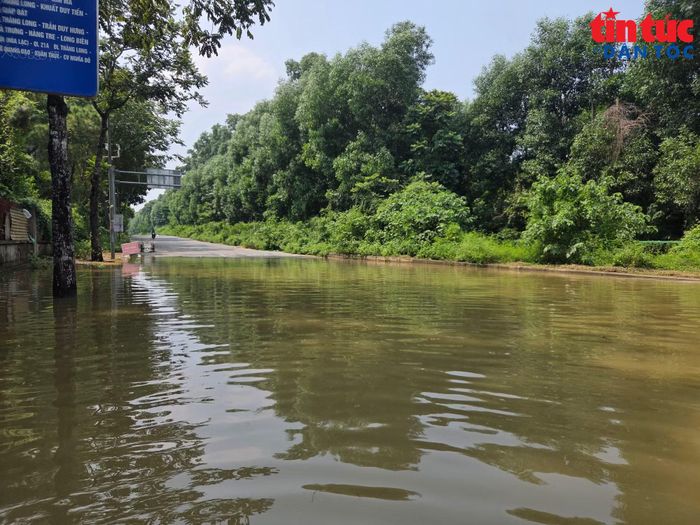 Đường gom Đại lộ Thăng Long, đoạn qua khu vực Km26 - Km29, nước vẫn ngập sâu.