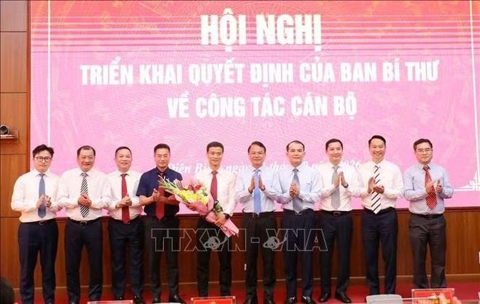 Đoàn công tác Văn phòng Chính phủ tặng hoa chúc mừng đồng chí Nguyễn Văn Thắng.