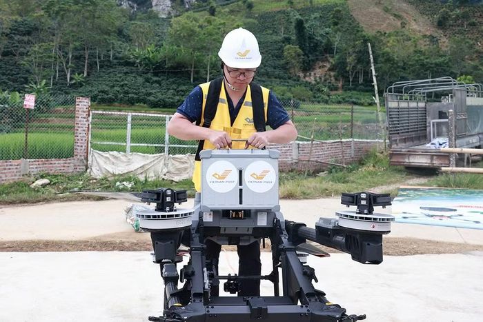 Nhân viên Bưu điện thao tác đưa hàng lên UAV