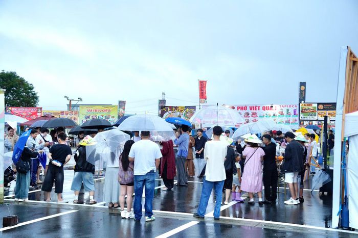 Mặc dù trời mưa nhưng lễ hội vẫn thu hút đông đảo người Việt Nam và người Nhật Bản đến tham dự.