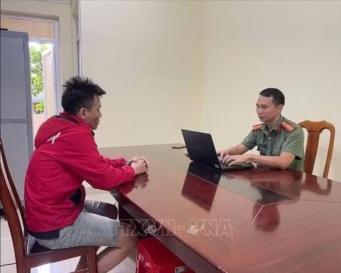 Cơ quan Công an làm việc với đối tượng. Ảnh: TTXVN phát