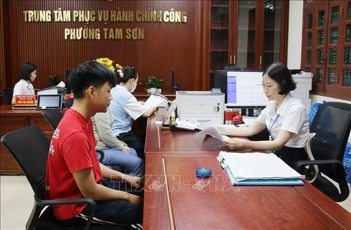 Người dân phường Tam Sơn, thành phố Bắc Ninh thấy hài lòng khi đến làm thủ tục hành chính tại Trung tâm Phục vụ Hành chính công phường Tam Sơn, thành phố Bắc Ninh.