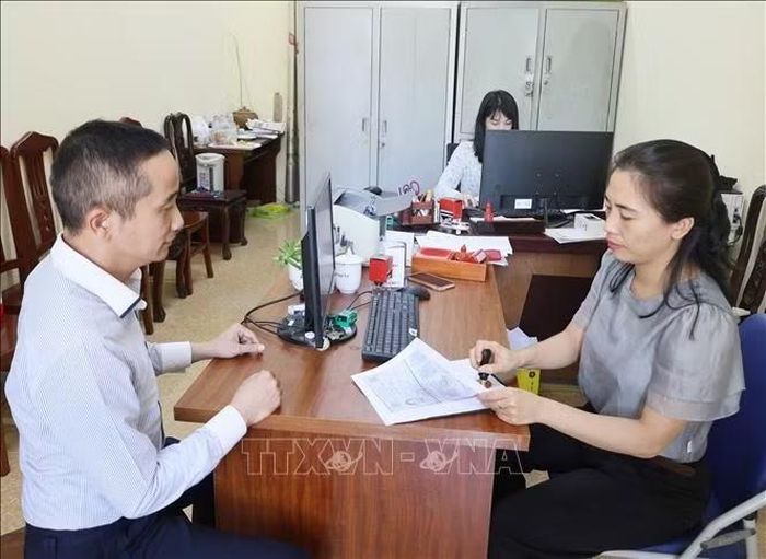 Cán bộ công chức, viên chức phường Nhân Hòa, tỉnh Bắc Ninh bắt tay vào làm việc tạo khí thế thi đua sôi nổi mới ngay ngày làm việc đầu tiên khi Bắc Ninh lên thành phố.