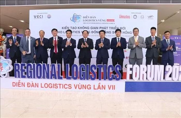 Phó Thủ tướng Hồ Quốc Dũng chụp ảnh lưu niệm với các đại biểu tại sự kiện. Ảnh: Hoàng Ngọc/TTXVN