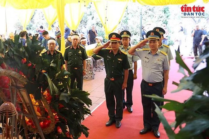 Các đại biểu thành kính dành phút mặc niệm, bày tỏ lòng biết ơn trước anh linh liệt sĩ Nguyễn Xuân Ngọc.
