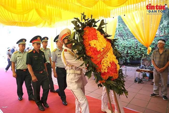 Cán bộ, chiến sĩ Trung đoàn 260, Sư đoàn 361, Quân chủng Phòng không - Không quân dâng vòng hoa tưởng niệm liệt sĩ Nguyễn Xuân Ngọc.