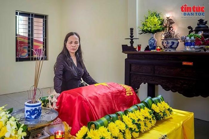 Bà Nguyễn Thị Thơm, con gái lớn của liệt sĩ Nguyễn Xuân Ngọc, xúc động bên linh cữu cha sau hơn nửa thế kỷ xa cách.