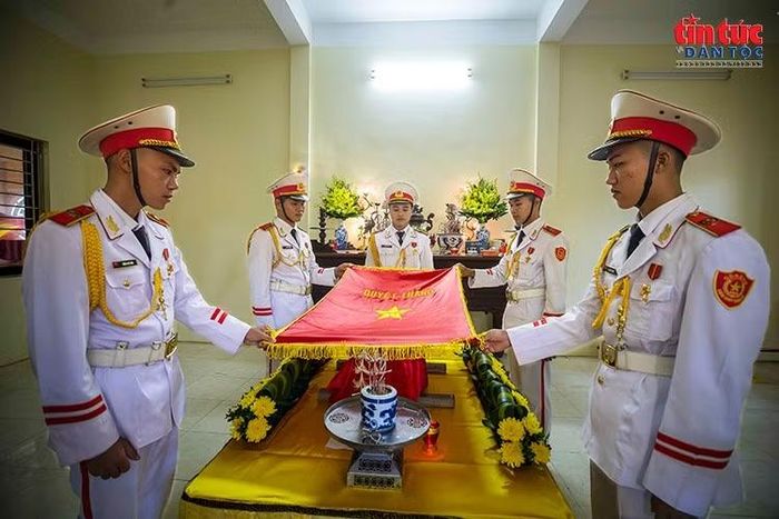 Nghi lễ trang trọng phủ Quốc kỳ lên linh cữu liệt sĩ Nguyễn Xuân Ngọc trong ngày ông trở về quê hương.